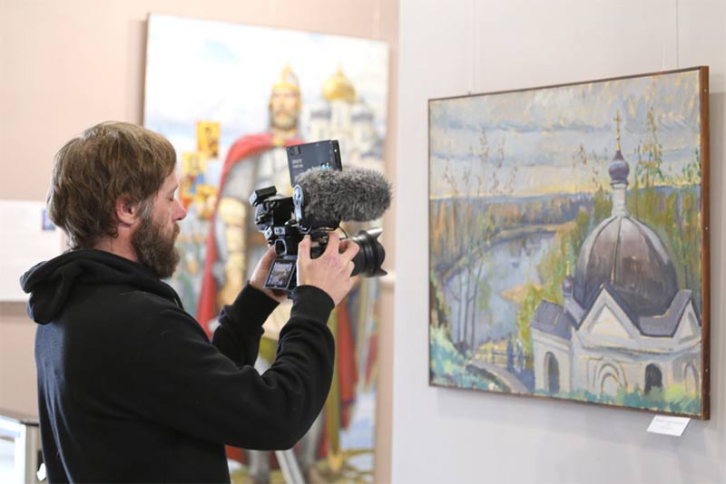 Художник Петр Стронский посетил Геленджик, в музее открыта выставка его работ